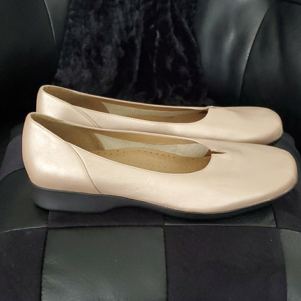 Gold NATURALIZER Flats